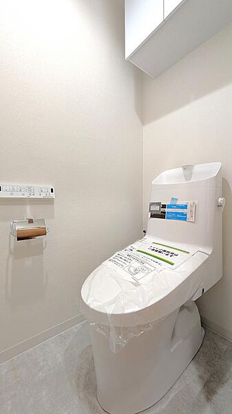 毎日何度も使うトイレには、現代の住まいに欠かせない「温水洗浄便座」を標準装備しています。細かな機能性はもちろん、家族みんながいつでも気持ちよく、リラックスして使える空間に仕上げています。