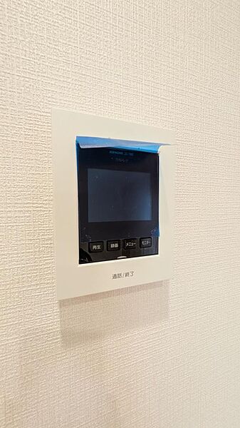 室内に「モニター付きインターホン」を設置しています。不審な訪問者への対策や、日々のちょっとした応対のストレスを解消してくれる、現代の住まいに欠かせない安心の設備です。