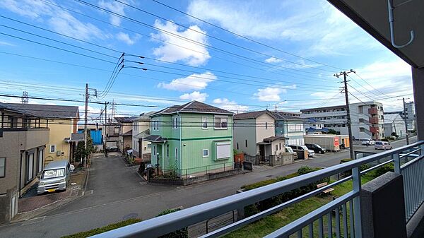前面を遮るものがないため、お部屋の奥までしっかりと自然光が届きます。お洗濯物や布団がカラッとよく乾くのはもちろん、お部屋全体が常に明るく健康的な空間に保たれます。