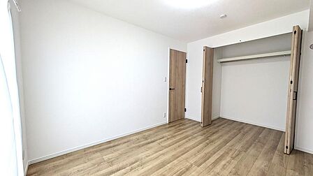 出し入れラクラク、大開口クローゼット!扉が大きく開くから、毎日のコーディネートや衣替えもスムーズ。丈の長いコートから季節の荷物まで、すっきり綺麗に収納できてお部屋の広さをキープできます。