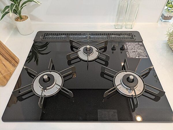スープ作り、炒め物、煮込み料理をすべて同時に手際よくこなせる、便利な3口タイプのガスコンロです。