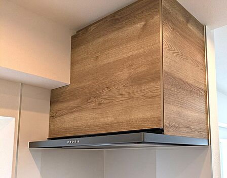 キッチンを彩る家具のような美しさ!インテリアに溶け込む木目調のレンジフード。
