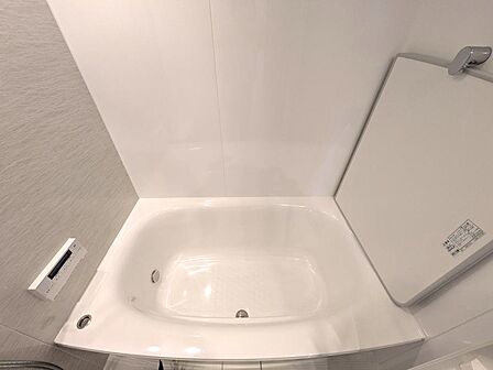 1日の疲れを優しく癒やす!ボタン一つで快適温度に沸き直せる追焚機能付き浴槽。