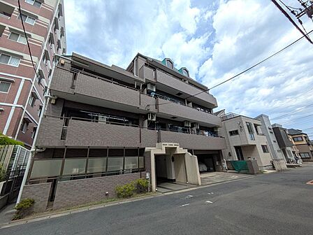 車通りの少ない穏やかな前面道路に面した、5階建ての落ち着きあるスタイリッシュな外観が魅力のマンションです。