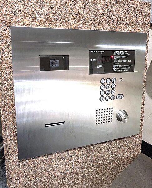 マンションのエントランス部に標準装備された、安心のカメラ付き集合インターホン（オートロック操作盤）です。