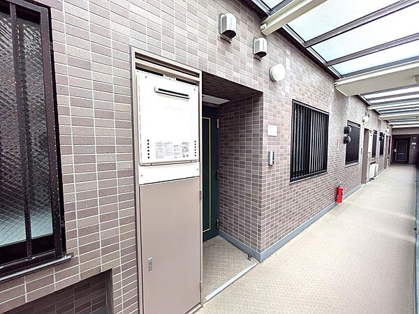 共用廊下から玄関ドアが一歩奥まった設計になっているため、ドアを開閉する際にも外からの視線が室内へダイレクトに届きにくく、プライバシーをスマートに確保できます。