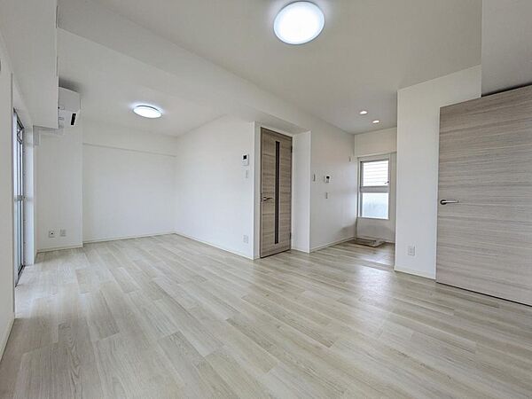 キッチン側や各部屋へスムーズに繋がる、家事動線・生活動線に優れたLDK。スッキリとした空間構造でダイニングテーブルやソファの配置も自在です。明るい自然光に包まれた心地よい暮らしが叶います。