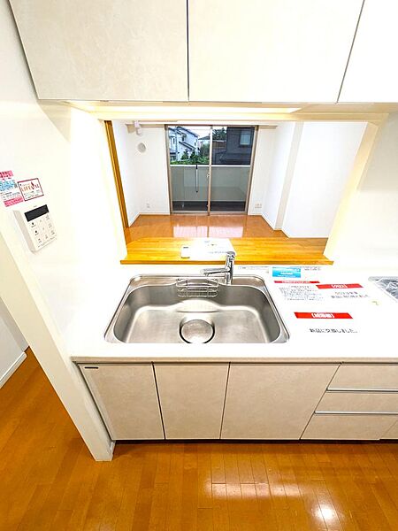 【シンク】使い勝手の良い大きなシンクには、浄水器付きの便利な水栓を新調。ピカピカの状態で気持ちよく新生活を始められます。お料理をしながらリビングやバルコニーまで見渡せる、開放的な対面式です。