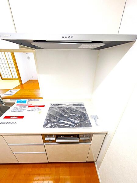 【コンロ】お料理が楽しくなる3口ガスコンロは新品に交換済み。ピカピカのクリーンな状態で、気持ちよく新生活をスタートできます。魚焼きグリルも完備されており、日々の調理の幅がグッと広がる快適な仕様です。