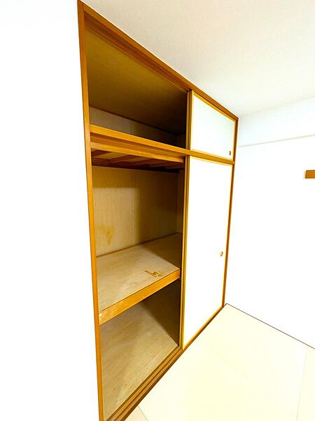 【和室収納】お布団や季節物の大きな衣類、家電などもたっぷり収納できる大容量の押入れ。中段で上下に仕切られているため整理整頓がしやすく、すっきりとした和空間をキープするための頼もしい設備です。