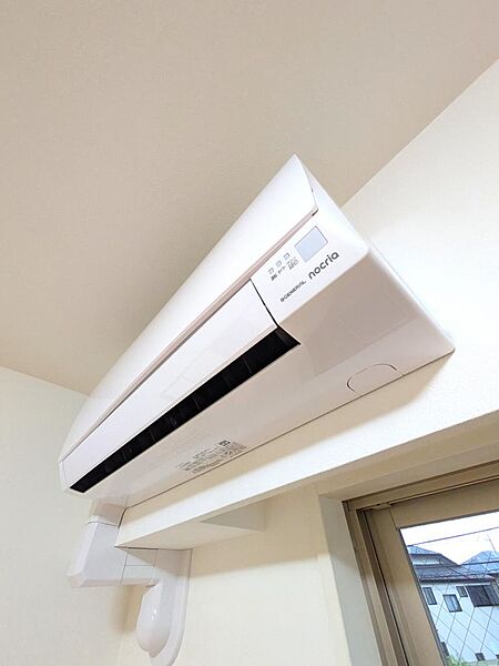 【設備】室内には嬉しいエアコンが既に完備されています。お引越しのその日から快適に温度調整ができ、新生活スタート時の初期費用や設置の手間を大幅に抑えられる、居住者目線の嬉しい配慮がされた住まいです。