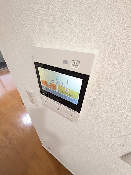 【インターホン】来客時に相手の顔を室内からしっかり確認できるTVモニター付きインターホン。不審者の侵入を防ぎ、一人暮らしや小さなお子様のお留守番時でも安心です。防犯性を高める必須のセキュリティ設備です
