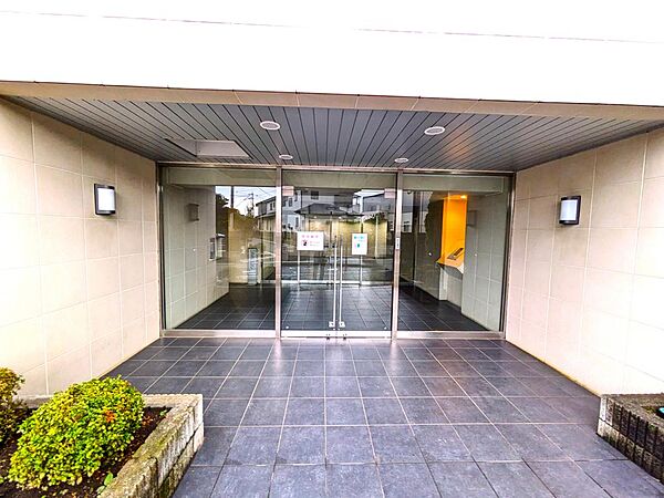 【エントランス】防犯面を考慮したオートロックシステムを完備。ガラス張りの明るく開放的な扉が住まう人をスマートに迎えます。不審者の侵入を防ぎ、小さなお子様や一人暮らしでも安心の設計です。