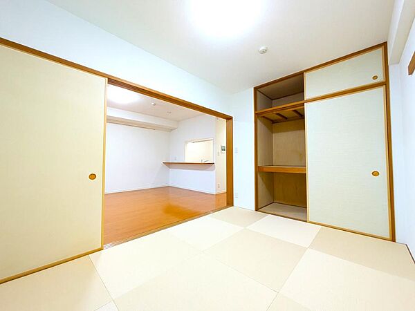 【和室】お洒落なへりなし畳を採用したモダンな和空間。リビングと繋げて使えば、さらに広々とした一体感のある大空間が広がります。お子様の遊び場や、お昼寝スペース、客間としても大活躍する一室です。
