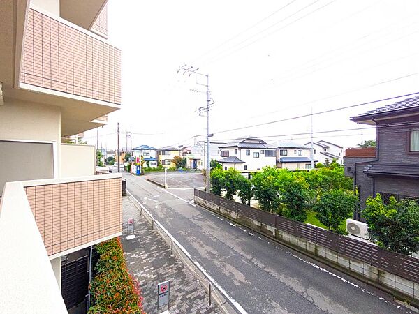 【バルコニーからの眺望】目の前を遮る高い建物がなく、開放的な景色が広がる心地よい空間。心地よい風が吹き抜け、室内に明るい自然光をしっかり届けてくれます。青空が広がる平坦で落ち着いた好立地です。
