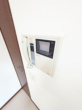 来訪者の顔がひ...