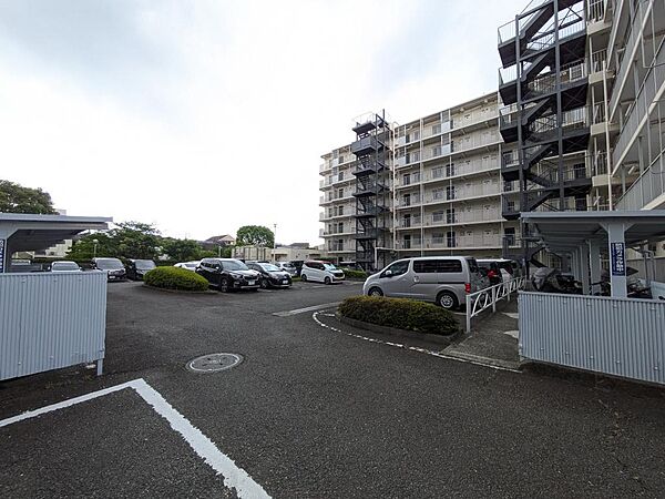 敷地内駐車場を備え、お車をお持ちのご家庭にも嬉しい住まいです。★2026年6月撮影★