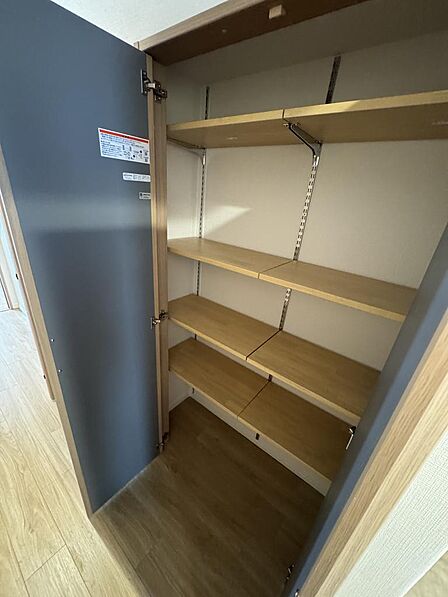 日用品や書類、サッと取り出したい小物を収めるのにちょうど良い収納スペース。室内を散らかさず、生活感を抑えたすっきりとした空間を保てます。★2026年7月撮影★