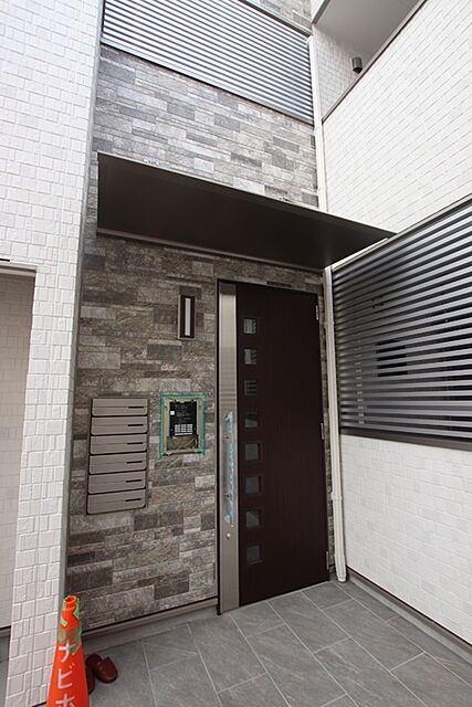 11 / 18