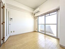 ロイヤルアネックスベイフロント 701 7階1Kのリビング/ダイニング