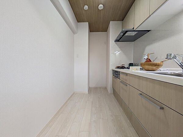 お料理好きに嬉しい3口コンロとグリルがあるキッチン。作業スペースもゆったりしているので、お料理がしやすい。今日は何を作ろうかな？とお料理が楽しくなるキッチンです。