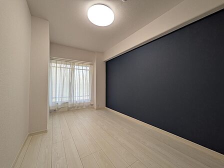 エアコン付き5.5帖の洋室です。シックで深みのあるアクセントクロスが素敵なお部屋です。収納もあるので主寝室としてもゆったりご利用いただけます。