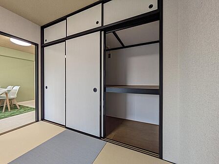和室の収納です。奥行があるので、季節物のお洋服や布団など、お荷物をたっぷり入れていただけます。天袋もあるので、思い出の品や使用頻度の低いものも安心して閉まっていただけます。