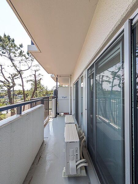 東向きのバルコニーは、2部屋から行き来ができる続きバルコニーです。幅があるバルコニーはお布団や洗濯物がいっぺんに干せるので、この広さは嬉しいですね♪