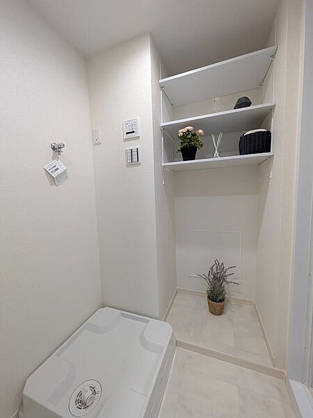 一日のはじまりと終わりを彩るパウダールーム。シャワー付きの洗面化粧台は朝の準備に便利です。タオルを置ける棚もあるので、スッキリ使っていただけます。
