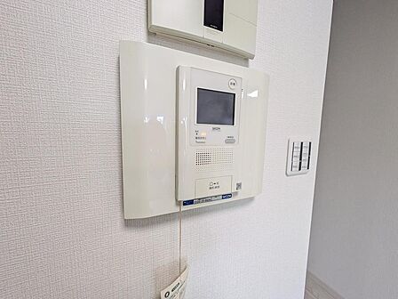 訪問者の顔が見えるモニターホンは、ご家族の安心に繋がります。