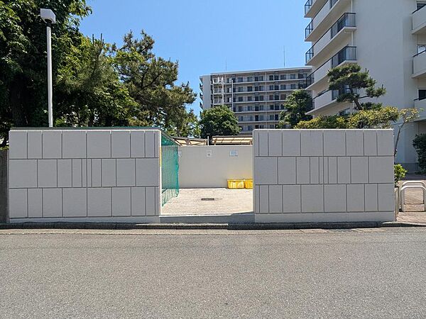 敷地内の専用ゴミ置き場です。曜日を守って捨てましょう！