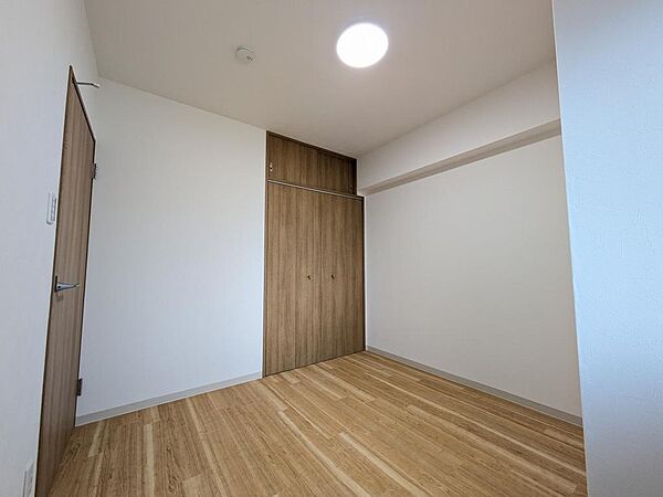 4.5帖のサービスルーム。主寝室としても、お子様の一人部屋にも丁度良い広さです。趣味を大切にしたい方は、自分色に染めていただけるようにあえてシンプルな空間にしています。