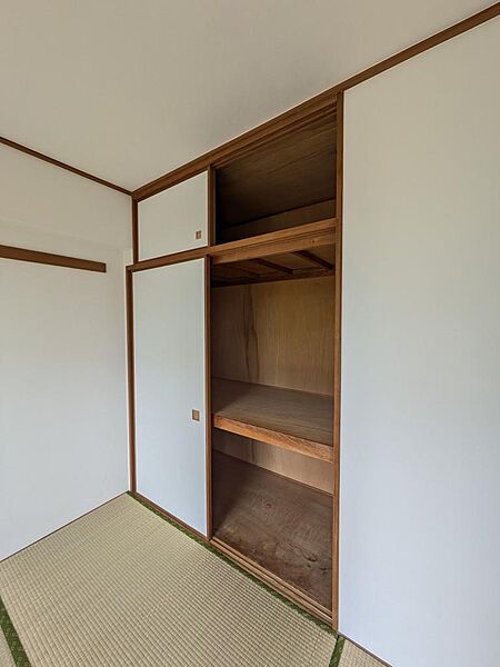 和室の収納です。奥行があるので、季節物のお洋服や布団など、お荷物をたっぷり入れていただけます。天袋もあるので、思い出の品や使用頻度の低いものも安心して閉まっていただけます。