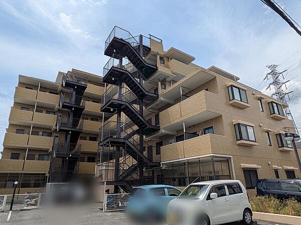 閑静な住宅街に立地する当マンション。喧噪から離れてお過ごしになりたい子育て世帯やセカンドライフをお楽しみにりたい世代にもオススメです。ぜひ一度ご自身の目でご確認ください。