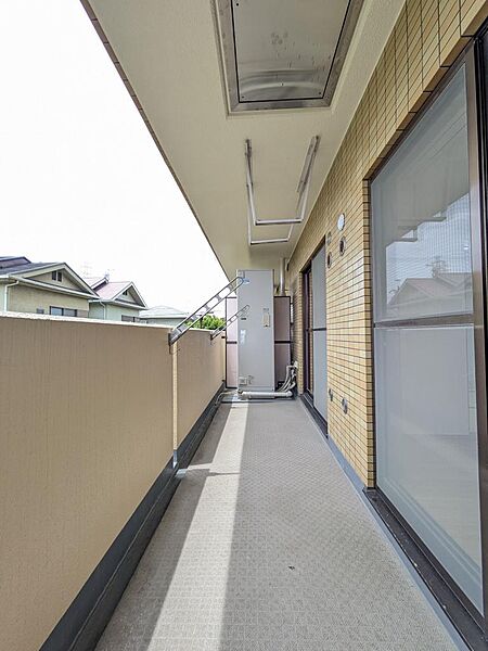 南向きのバルコニーは、2部屋から行き来ができる続きバルコニーです。幅があるバルコニーはお布団や洗濯物がいっぺんに干せるので、この広さは嬉しいですね♪