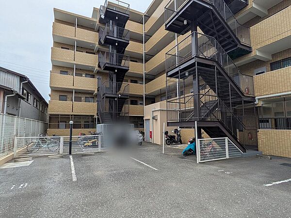 駐車用・駐輪場です。駐車場は平置きになるので、車の出し入れがラクラク。空車確認は都度必要となりますのでご利用を希望される場合はお問い合わせくださいませ。
