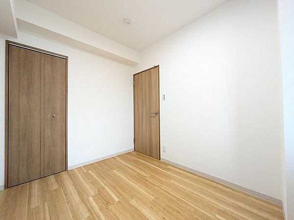 4.4帖の洋室。収納があります。お子様の一人部屋にも丁度良い広さです。温かみの感じる床材は家具も選びやすいお色です♪