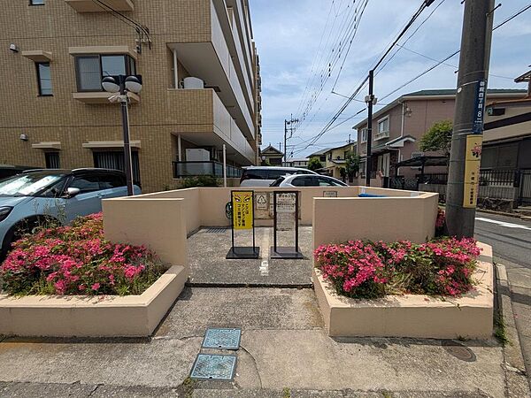マンション専用のゴミ置き場です。曜日を守ってご利用いただきますようお願いいたします。