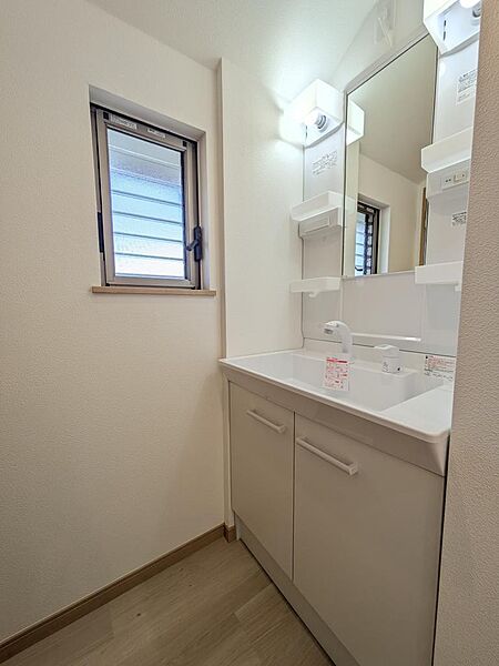 2階にも独立洗面台があります。トイレの目の前にあって、とても衛生的。