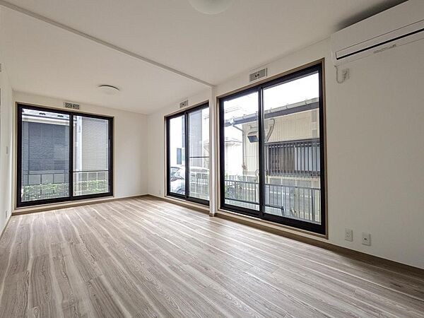 13.3帖のリビングルーム。ゆったりしたつくりで、家族の憩いの空間にピッタリです。また、2面採光のため、一日を通して明るいです。