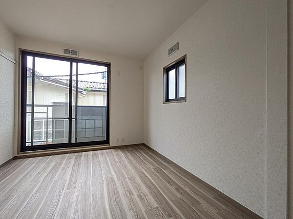 5.5帖の主寝室。2面に跨るバルコニーにも出れます。室内には奥行があって物がたっぷり入る収納があります。お子様が大きくなってお洋服が増えたり、部活動の道具を収納するのにも便利です。