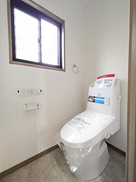 温水洗浄便座（ウォシュレット）付きの温水洗浄トイレへ新品交換済み！自然光が入る明るい小窓付きで、衛生面・快適性ともに高められた安心の空間です。
