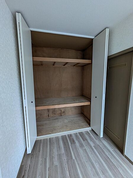 奥行きたっぷりで高い収納力を誇る棚付きクローゼット。折れ戸仕様のため開口部が広く、大きな布団や衣装ケースの出し入れもスムーズに行えます。