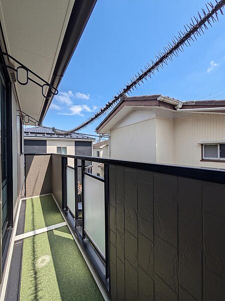 西向きのバルコニーは、2部屋から行き来ができる続きバルコニーです。幅があるバルコニーはお布団や洗濯物がいっぺんに干せるので、この広さは嬉しいですね♪
