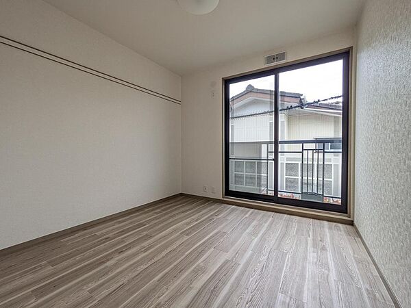 4.5帖の洋室。バルコニーにも出れます。明るい空間です。お子様の一人部屋にも丁度良い広さです。温かみの感じる床材は家具も選びやすいお色です♪