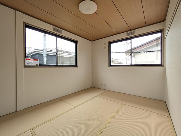 西向きの6帖和室。お子様のお遊び部屋としても活用できます。家族のお昼寝スペースにもなるのであると嬉しい空間です。2面採光のため、一日を通して陽の光が入ります。