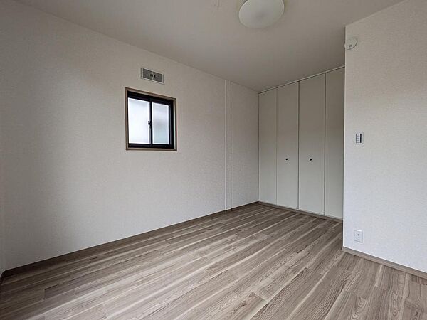 5.5帖の主寝室。2面に跨るバルコニーにも出れます。室内には奥行があって物がたっぷり入る収納があります。お子様が大きくなってお洋服が増えたり、部活動の道具を収納するのにも便利です。