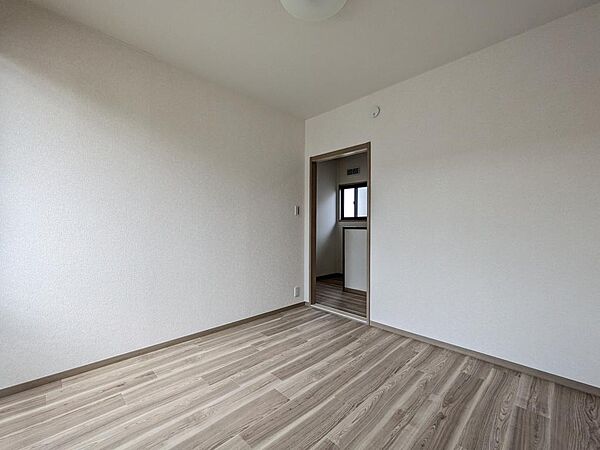 4.5帖の洋室。バルコニーにも出れます。明るい空間です。お子様の一人部屋にも丁度良い広さです。温かみの感じる床材は家具も選びやすいお色です♪