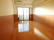 【洋室8.2帖】　快適な室温を保つエアコン付き★
