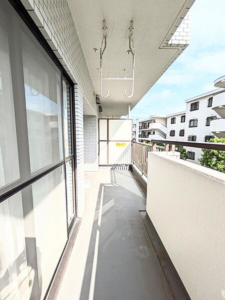 幅が広くお洗濯が一度にたくさん干せるバルコニー☆南西向きでお日様もしっかり当たるため洗濯物がよく乾きます♪